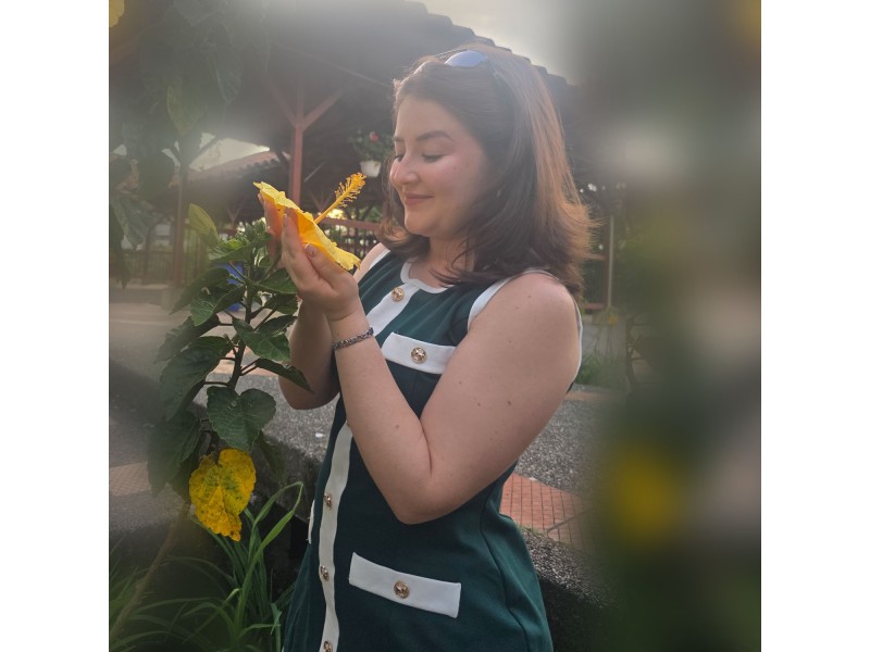 Vestido corte A corto color verde clásico con botones decorativos con ribete blanco